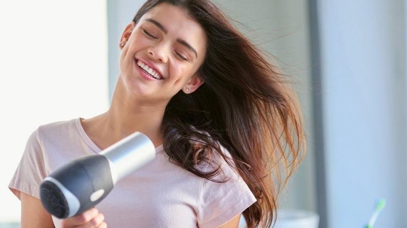 أساليب استشوار الشعر للحصول على نفس نتيجة صالون التجميل 2022